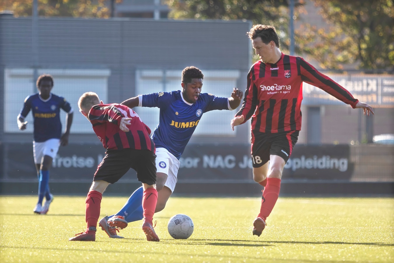 Boeimeer-speler Giliano Lenz (midden, blauwe shirt) in actie.
