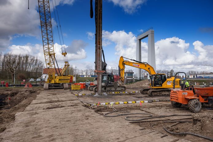 Waterschap Brabantse Delta is naast de sluis Roode Vaart bij Moerdijk begonnen met de bouw van een zoetwaterinlaat.