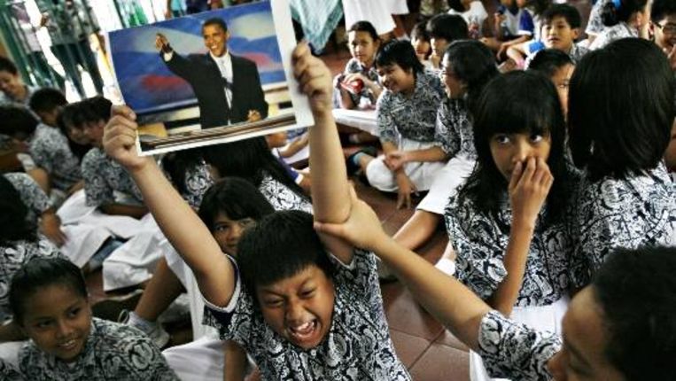 Een Indonesische jongen reageert etnhousiast op de verkiezing van Obama. (AP) Beeld 