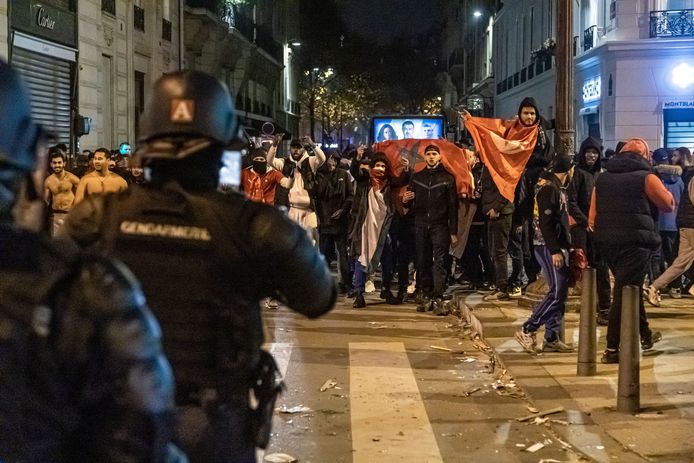 Marokkaanse voetbalfans confronteren de politie in Parijs na de overwinning tegen Portugal.