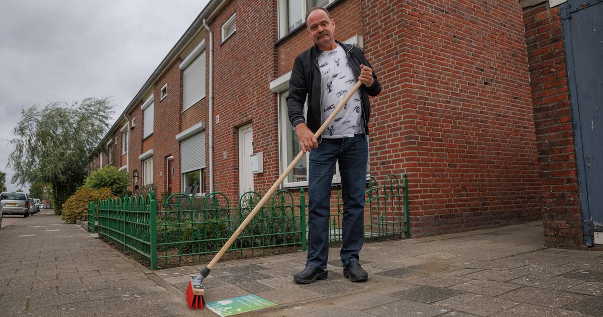 Buurtbezem en siertegel voor Helwijker, die stoep en brandgang onkruidvrij houdt