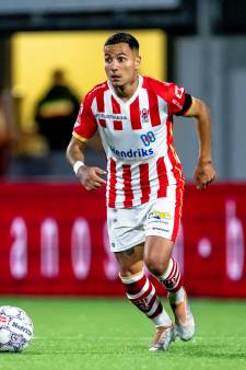 Tilburgse voetballer viel na blessure in zwart gat: ‘Ik zat daar met m’n brace en dacht echt, hoe ga ik dit doen?
