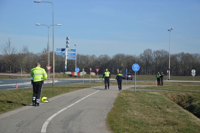 De politie zoekt naar sporen die kunnen duiden op schoten die zouden zijn gelost tijdens een verkeersruzie bij Steenwijk.