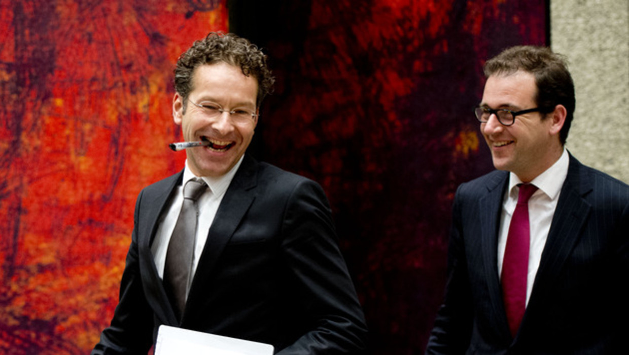 Minister Dijsselbloem (L) en minister Asscher (R) Beeld anp