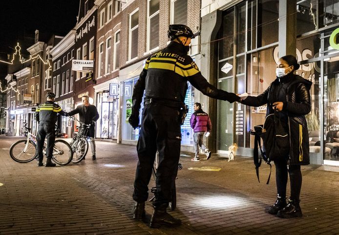 De politie controleert mensen op straat in Haarlem.