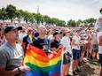 Chris Roth (midden) en zijn metgezellen van stichting Wijdekerk maken op Opwekking een statement met een regenboogvlag.