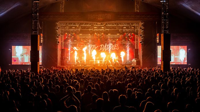 Wel vuur maar geen rokers tijdens Festyland in Volkel, zoals hier bij het optreden van The Dirty Daddies.