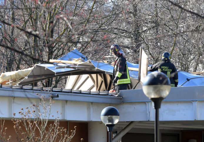 Brandweermannen bij een school in de buurt van Milaan, waar een deel van het dak ging waaien.