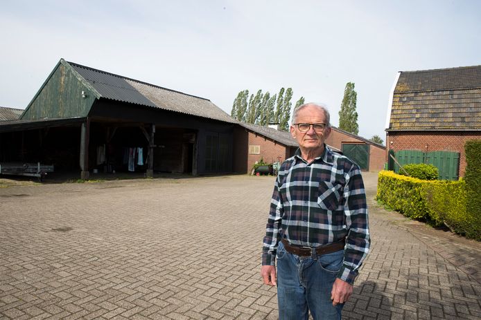 Fons Gerritsen uit Kilder voor zijn schuren met asbestdaken.