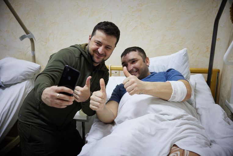 Bezoek aan een militair hospitaal in de regio van Kiev, op 13 maart. Beeld AFP
