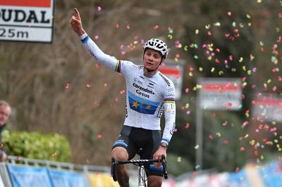 Mathieu van der Poel boekt in Sint-Niklaas alweer zestiende veldritzege