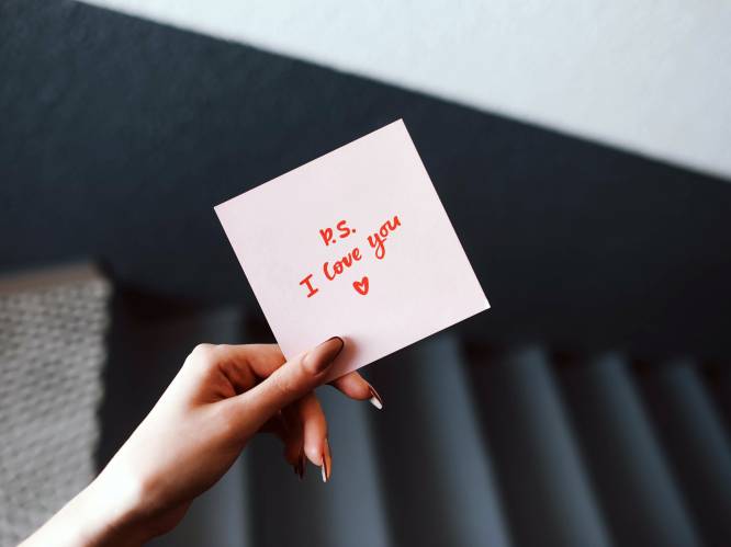 Komen liefdesbrieven terug? 2 experts leren je de mooiste te schrijven: “Gebruik ChatGPT op een slimme manier”