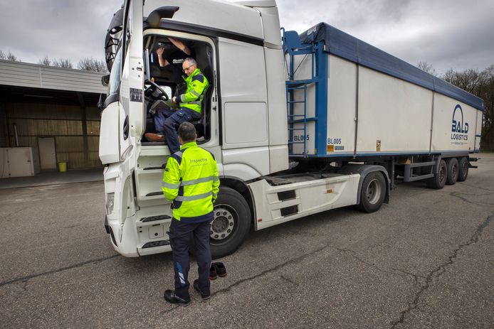 De Inspectie Leefomgeving en Transport (ILT) controleert dinsdagochtend vrachtwagens op naleving van tal van regels rondom goederenvervoer en arbeidsvoorwaarden.