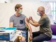 Een bewoner uit een Haagse wijk laat zich vaccineren in een gezondheidscentrum.