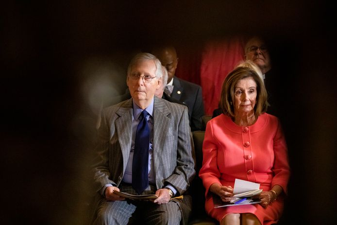 Meerderheidsleider van de Senaat Mitch McConnell (links) en Speaker of the House Nancy Pelosi (rechts).