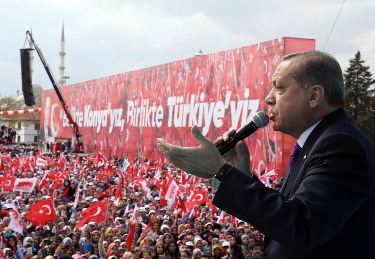 De Turkse president Recep Tayyip Erdogan geeft een speech in Konya. Beeld AP