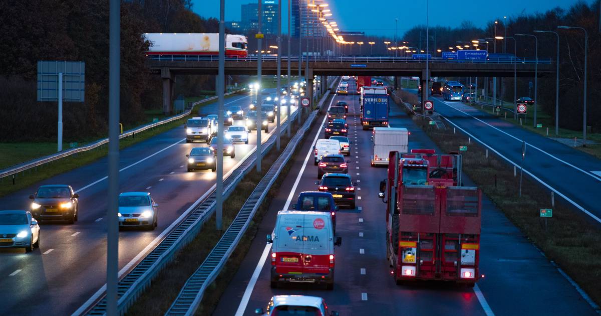 Flinke file op A28 bij Zwolle door ongeluk: twee rijstroken dicht.
