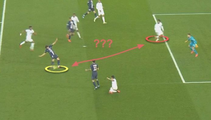 Denayer sprint bij een aanval van PSG tot drie keer toe naar de eigen doellijn.