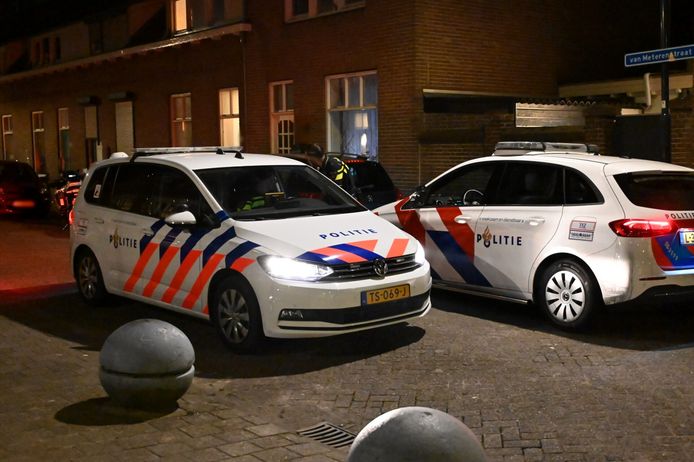 In een woning in de Van Meterenstraat in Breda is een vrouw door een man overvallen.