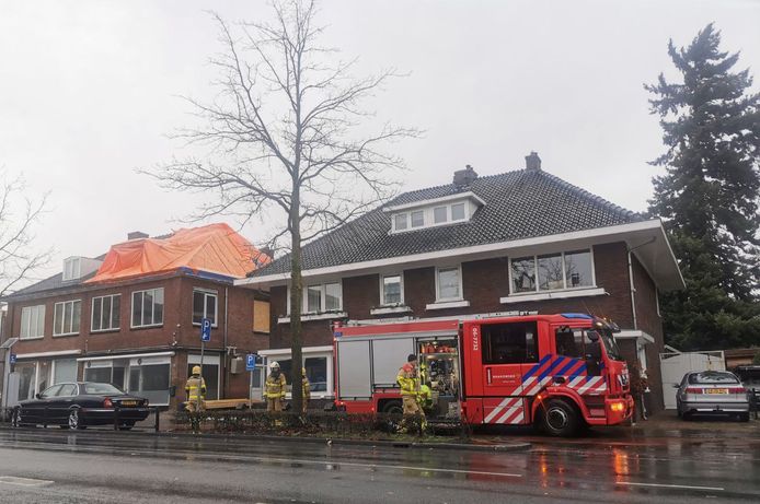 Op de Deventerstraatweg vallen platen van het dak van deze woning