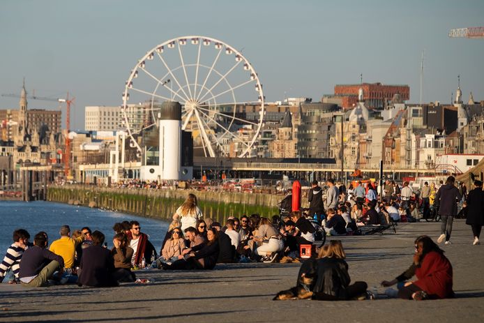 De lente lokt ons naar buiten. Maar is de kans op besmetting daar ook effectief kleiner?