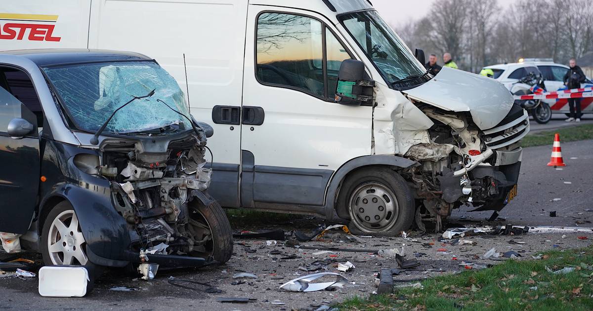 Automobilist ernstig gewond bij botsing op kruising in Moerstraten