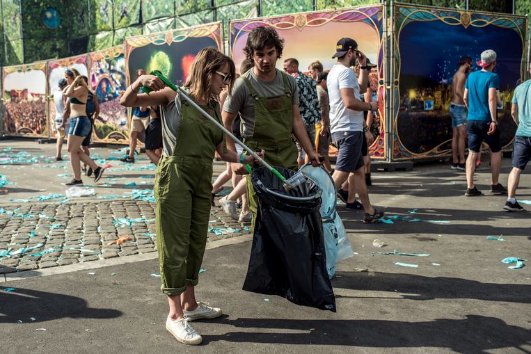 Onze journalist Katrin helpt mee met het Recycle Team op Tomorrowland 2018 Beeld Tine Schoemaker