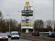 Lichtkegels langs de snelweg. ‘Dat flitsen elke keer!’