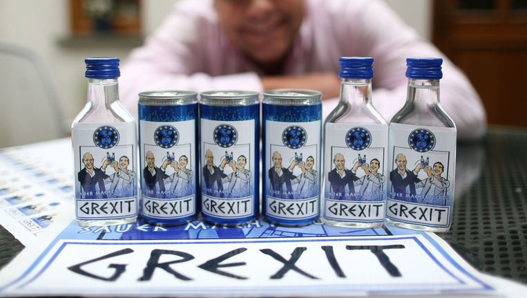 Flesjes met wodka met het Grexit-logo, gecreëerd door de Duitser Uwe Dalhoff. Beeld afp