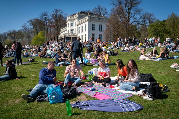 Drukte in het Sonsbeekpark op een zonnige Koningsdag  2021. De bezoekers aan het Arnhemse park zouden meer moeten worden gespreid.