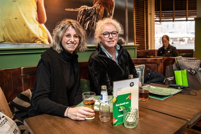 Ivonne Hulsink en haar moeder namen de gelegenheid te baat om een hapje en een drankje te doen bij Brasserie De Haenehof.