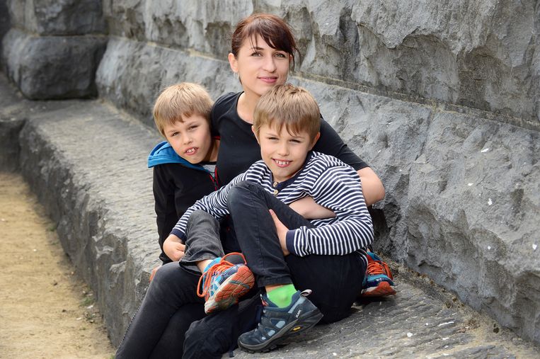 Olga Shylenko en haar zonen Matvii en Demian, beiden 8 jaar oud.  Beeld ID/ Marc Gysens
