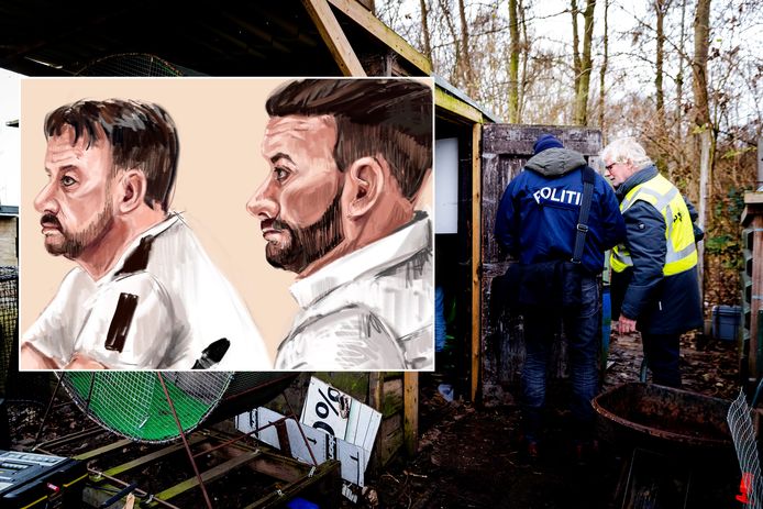 Rechtbanktekening van de twee neven die hun hanen met elkaar lieten vechten in Bodegraven. Met op de achtergrond de politie die onderzoek doet op het terrein.