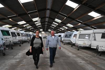 Hun wereld stond op z’n kop, maar dankzij caravanstalling kijken Nancy en Theo positief naar de toek