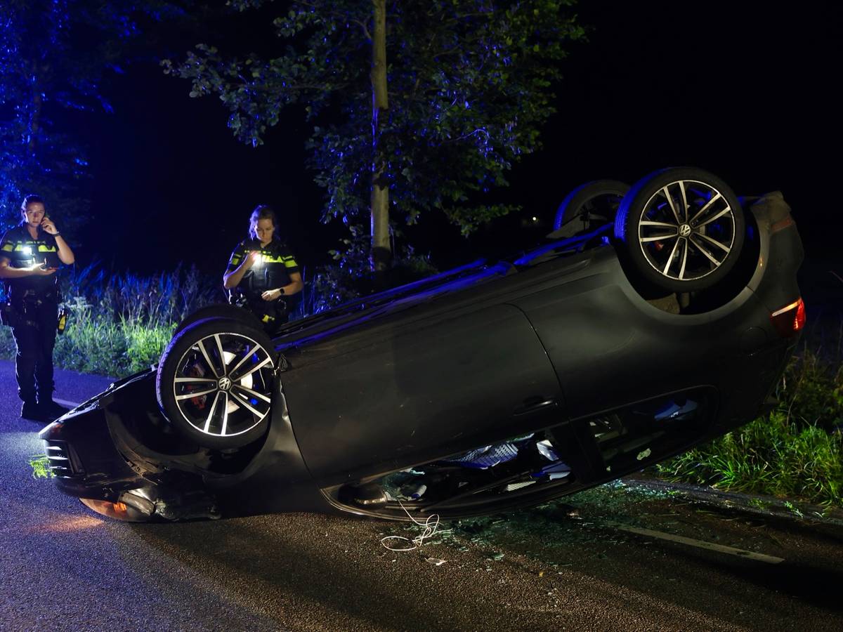 Automobilist knalt tegen boom en komt ondersteboven tot stilstand in  Sint-Oedenrode | Brabant | gelderlander.nl