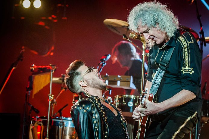 Adam Lambert (L) en Brian May op het podium tijdens een eerder concert van Queen + Adam Lambert in de Amsterdamse Ziggo Dome.