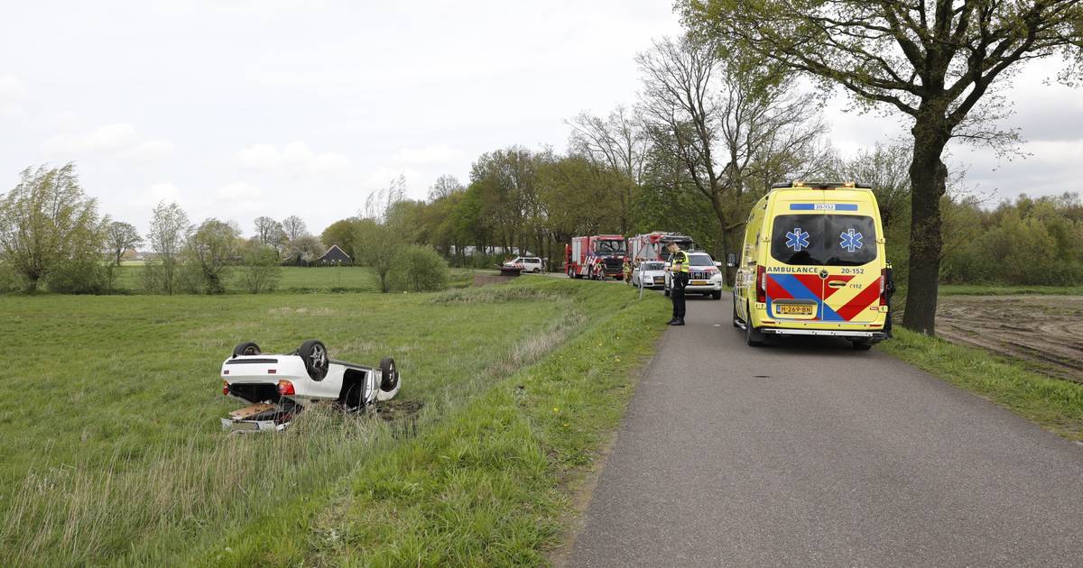Auto raakt van de weg en belandt op de kop in weiland bij Nispen | Roosendaal
