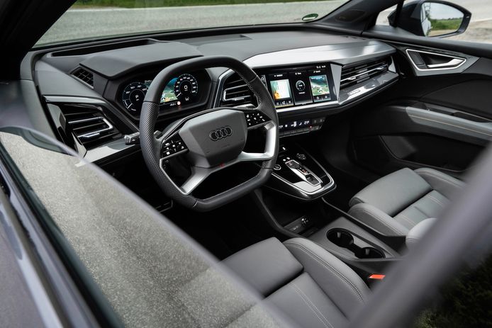 Het (indrukwekkend diepe) dashboard is scherp ontworpen en zit ergonomisch beter in elkaar dan die van de Volkswagen ID.4