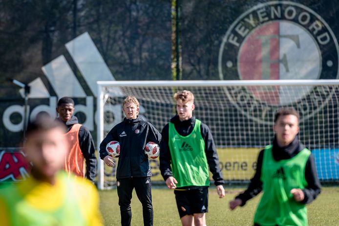 Dirk Kuytleidt een training op het oude Varkenoord, dat door Feyenoord afgelopen zomer werd ingeruild voor een fonkelnieuw complex met dezelfde naam.