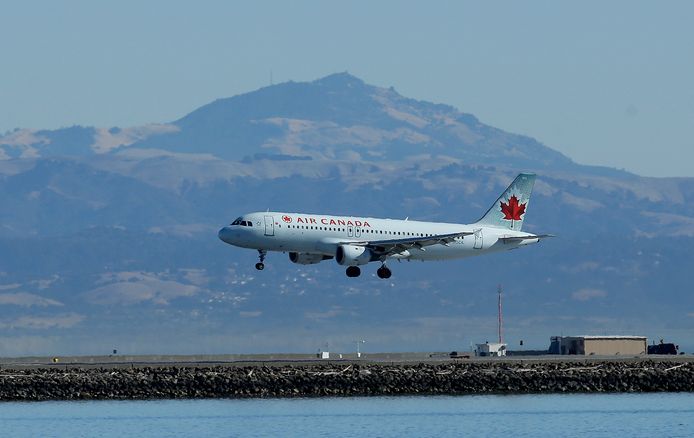 Archiefbeeld van een toestel van Air Canada dat landt op de luchthaven van San Francisco.