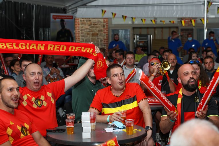 In totaal 300 voetbalfans zijn aanwezig voor België-Griekenland, een testevent. Beeld BELGA