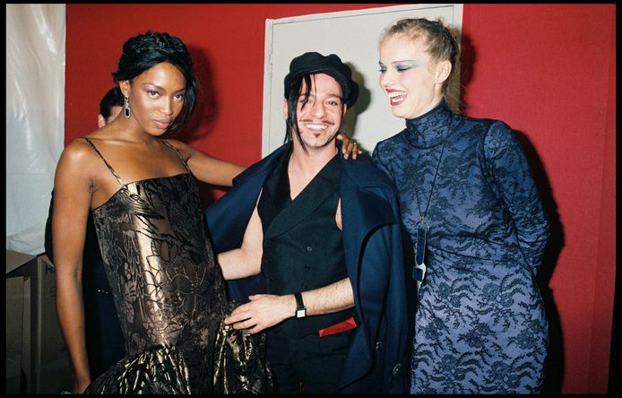 Naomi Campbell in 1999 met ontwerper John Galliano en model Eva Herzigova