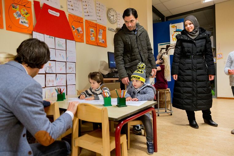Aiman en Amneh leveren zoon Abadi af bij de peuterspeelzaal, zelf gaan ze door naar Nederlandse les. Beeld Inge van Mill