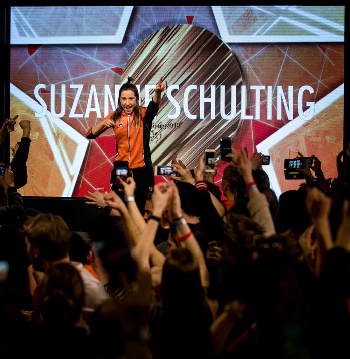 Suzanne Schulting wordt in het Holland Heineken House gehuldigd voor de gouden medaille op de 1000 meter shorttrack tijdens de Olympische Winterspelen van Pyeongchang.