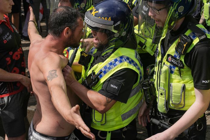 Op 3 augustus botsen demonstranten in Manchester met de politie.