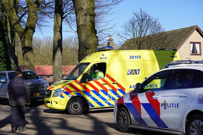 Man zakt door dak en raakte zwaargewond in Riel