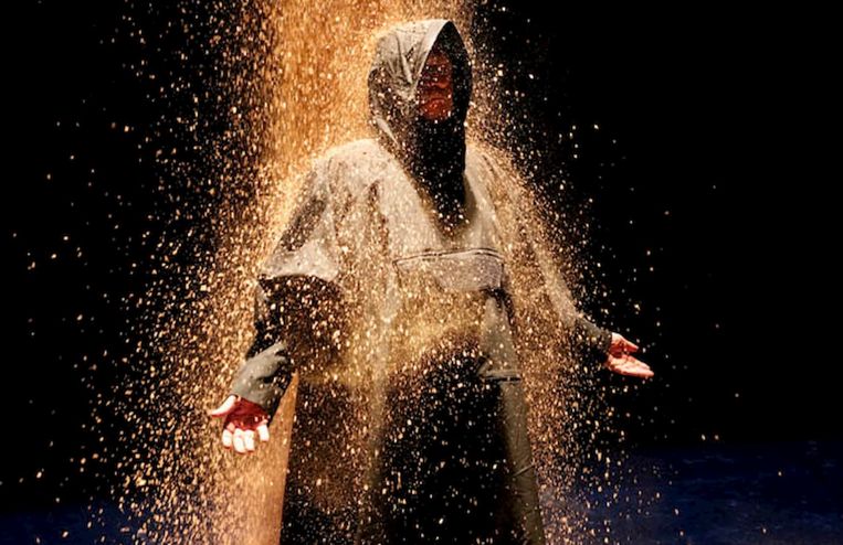 De ‘zandloper’ in ‘Ernani’. Beeld Opera Ballet Vlaanderen