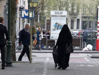 Vrouw in nikab mag land niet in nadat ze weigert gezicht te laten zien op Zaventem