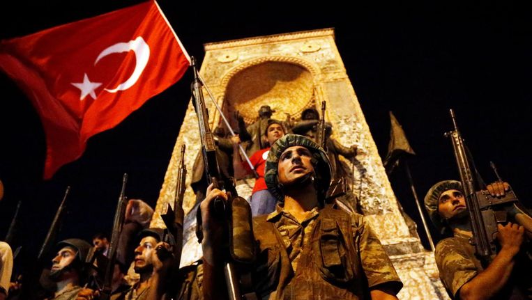 Turkse soldaten op het Taksimplein in Istanbul op 16 juli 2016 Beeld epa