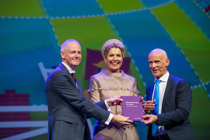 Koningin Máxima neemt het jubileumboek ‘Belangenbehartiging als roeping’ in ontvangst uit handen van Piet Fortuin en Johan Slok tijdens het jubileumcongres van CNV Vakmensen.
